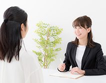 不動産売却についても代理可能。売買契約書などのアドバイスも受けられる